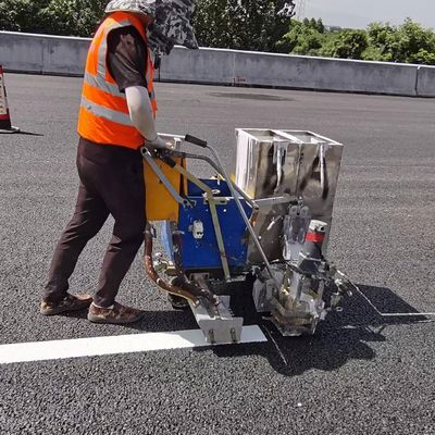 Equipamento de marcação de linhas rodoviárias de dupla componente