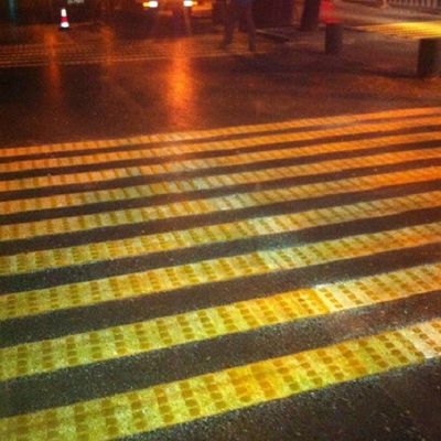 Máquina de revestimento de pavimentos por vibração termoplástica para marcação de protuberâncias