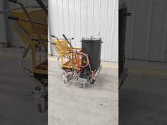 empurrando a máquina termoplástica da marcação de estradas